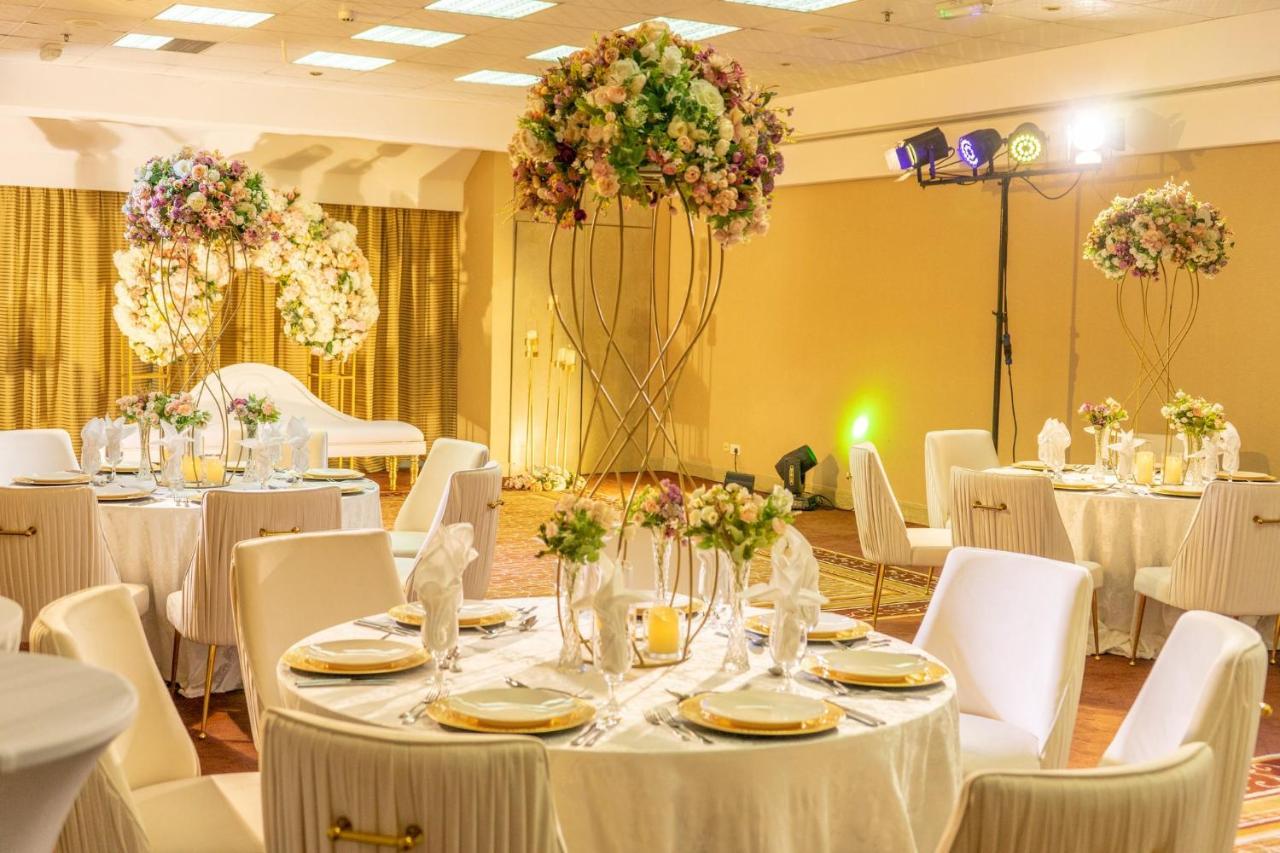 Отель Millennium Plaza Downtown, Дубай Экстерьер фото A wedding reception