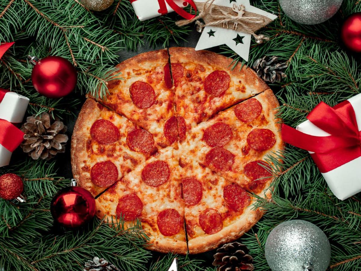Отель Millennium Plaza Downtown, Дубай Экстерьер фото Pepperoni pizza