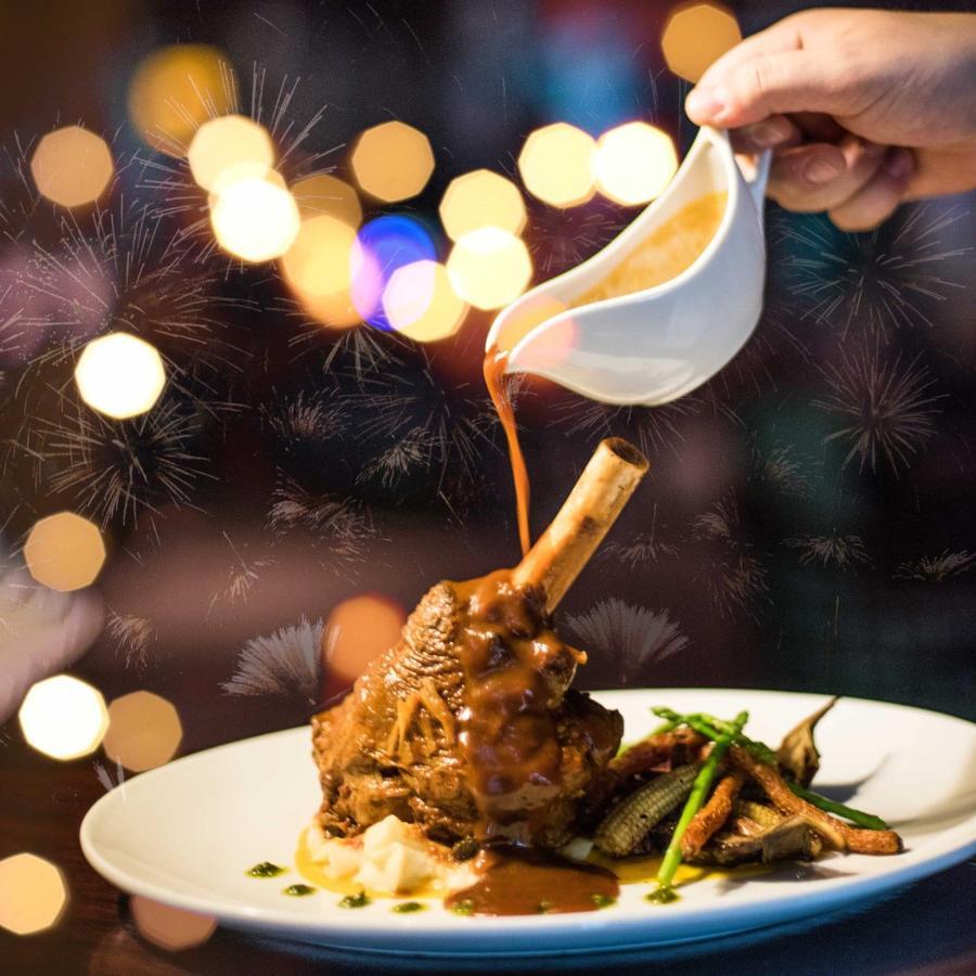 Отель Millennium Plaza Downtown, Дубай Экстерьер фото A lamb shank being drizzled with a sauce